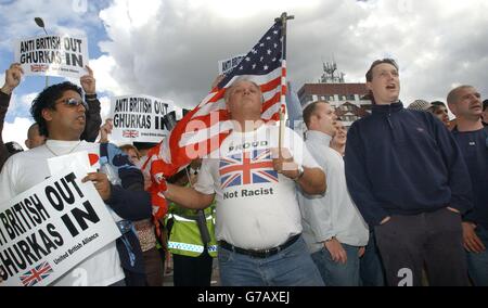 Anhänger der United British Alliance versammeln sich vor einem Hotel im Osten Londons, wo die muslimische Extremistengruppe Al-Muhajiroun heute vor drei Jahren eine Pressekonferenz mit den Anschlägen vom 11. September in den USA abhielt. Stockfoto