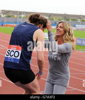 Sally Gunnell überreicht die Medaillen für den Girls Discus bei den Sainsbury's School Games 2014, Manchester Regional Arena, Manchester. Stockfoto