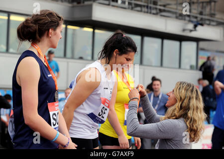 Sport - Sainsbury's 2014 School Games - Tag zwei - Manchester. Sally Gunnell überreicht die Medaillen für den Girls Discus bei den Sainsbury's School Games 2014, Manchester Regional Arena, Manchester. Stockfoto