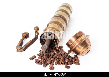 Alte Messing manuelle Kaffeemühle auf weißem Hintergrund Stockfoto