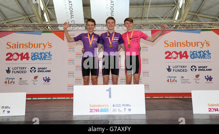 The Boys 15Km Punkte Race Medal Ceremony (links nach rechts) Ethan Hayter (silber), Fred Wright (Gold) und Jamie Ridehalgh (Bronze) während der Sainsbury's 2014 School Games, National Cycling Centre, Manchester. Stockfoto