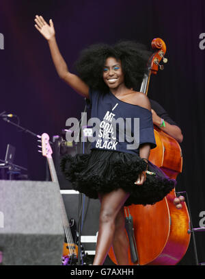 Testival 2014 - Tag Zwei. Laura Mvula tritt auf der Hauptbühne des Festivals auf, das im Robin Hill Adventure Park, Isle of Wight, stattfindet. Stockfoto