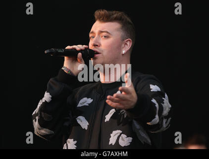 Sam Smith tritt auf der Hauptbühne im Beestival auf, im Robin Hill Adventure Park, Isle of Wight. Stockfoto