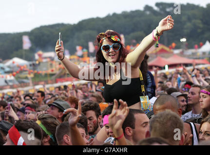 Die Menge, die Sam Smith auf der Hauptbühne im Beestival, im Robin Hill Adventure Park, Isle of Wight, aufführt. Stockfoto