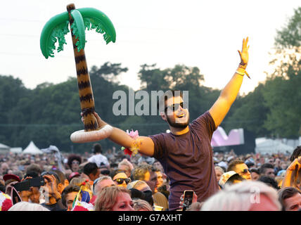 Die Menge, die Sam Smith auf der Hauptbühne im Beestival, im Robin Hill Adventure Park, Isle of Wight, aufführt. Stockfoto