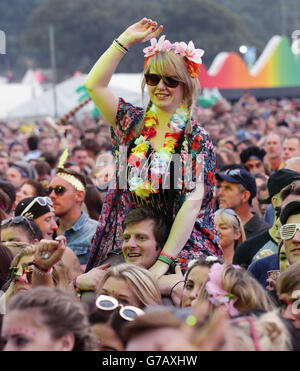 Die Menge, die Sam Smith auf der Hauptbühne im Beestival, im Robin Hill Adventure Park, Isle of Wight, aufführt. Stockfoto