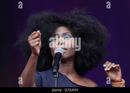 Testival 2014 - Tag Zwei. Laura Mvula tritt auf der Hauptbühne des Festivals auf, das im Robin Hill Adventure Park, Isle of Wight, stattfindet. Stockfoto