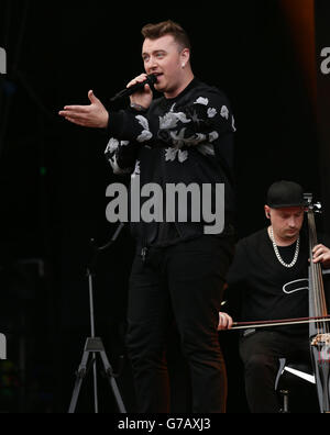 Testival 2014 - Tag Zwei. Sam Smith tritt auf der Hauptbühne des Festivals auf, das im Robin Hill Adventure Park, Isle of Wight, stattfindet. Stockfoto