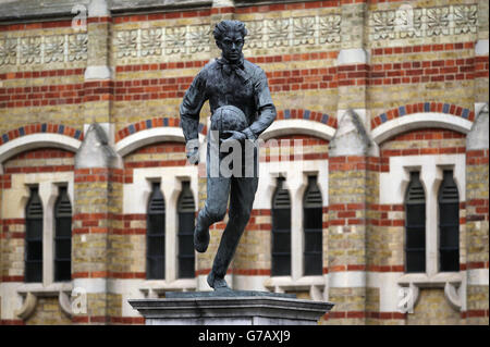 Rugby Union, Rugby School Allgemeine Ansicht. Die Statue von William Webb Ellis vor der Rugby-Schule in Rugby. Stockfoto