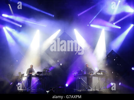 Disclosure auf der Hauptbühne im Beestival, im Robin Hill Adventure Park, Isle of Wight. Stockfoto