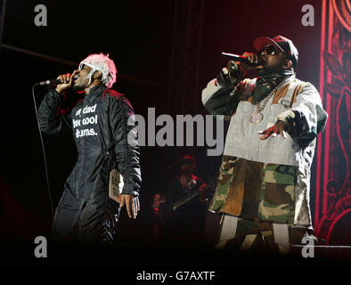 Andre 3000 (links) und Big Boi von Outkast treten auf der Hauptbühne des Festivals auf, das im Robin Hill Adventure Park, Isle of Wight, stattfindet. Stockfoto