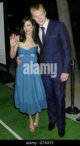 Der Schauspieler Paul Bettany und seine Frau Schauspielerin Jennifer Connelly kommen zur Weltpremiere der romantischen Komödie Wimbledon im Samuel Goldwyn Theatre in Beverly Hills, Kalifornien Stockfoto