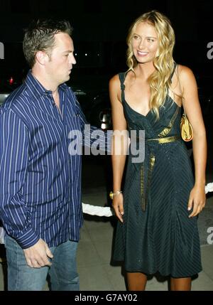 Schauspieler Matthew Perry begrüßt die Wimbledon-Tennissiegerin Maria Sharapova zur Weltpremiere der romantischen Komödie Wimbledon im Samuel Goldwyn Theatre in Beverly Hills, Kalifornien Stockfoto