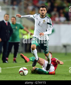 Der nordirische Connor McLaughlin kommt während des UEFA Euro 2016 Qualifying, Gruppe F Spiel im Albert Florian Stadium, Budapest, vom ungarischen Balazs Dzsudzsak weg. Stockfoto