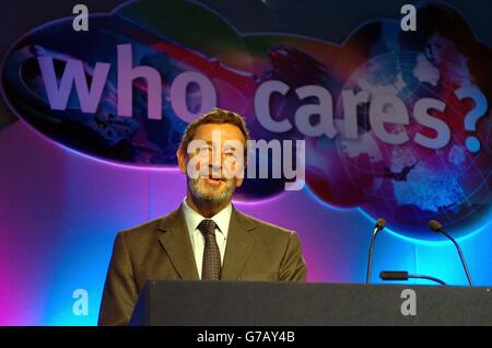 Innenminister David Blunkett spricht bei der jährlichen Konferenz der Polizeiaufseher in einem Hotel in der Nähe von Warwick. Stockfoto