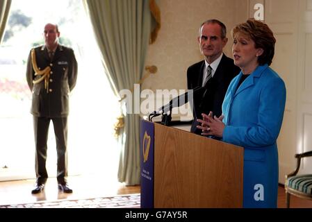 Die irische Präsidentin Mary McAleese, die am Dienstag auf einer Pressekonferenz in Aras an Uachtarain, Dublin, abgebildet wurde, kündigte an, dass sie für eine zweite Amtszeit als Präsidentin stehen wird. „Es ist mein Wunsch und mein Ehrgeiz, meinem Land zu dienen und ihm für eine weitere Amtszeit als Präsidentin gut zu dienen“, sagte sie. Stockfoto