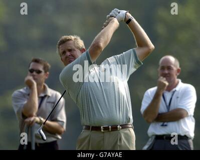 Der schottische Colin Montgomerie schlägt sich während des Trainings für den 35. Ryder Cup im Oakland Hills Country Club, USA, ab. Stockfoto