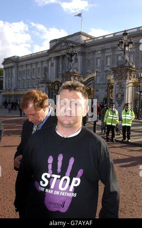 Vor dem Buckingham Palace in London steht Jason Hatch, der Protestierende der 4. Justiz der Väter. Herr Hatch wurde heute auf Kaution von der Polizeiwache Charing Cross freigelassen, nachdem er gestern im Palast als Batman gekleidet protestiert hatte. Stockfoto