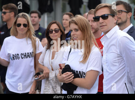 Natalie Imbruglia, Prinzessin Beatrice mit ihrem Freund David Clark sieht sich den Start der Virgin Strive Challenge in der O2 Arena an, bei der ein Team von Abenteuern von London bis zum Gipfel des Matterhorns in der Schweiz reisen wird, ganz unter menschlicher Kraft. Stockfoto