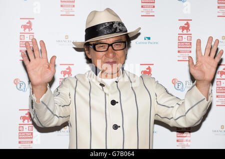 Jackie Chan begrüßt die Presse im BFI Southbank für eine Sondervorführung seines Films Chinese Zodiac und Karriere-Q&A im Rahmen der BFI's A Century of Chinese Cinema Season. Stockfoto