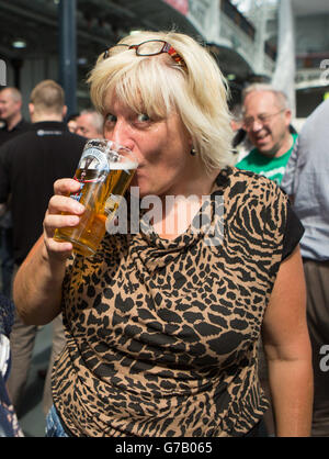 Eine Frau genießt ein Bier beim Great British Beer Festival (GBBF) in Olympia London, Keningston, London, organisiert von der Campaign for Real Ale (CAMRA). Stockfoto