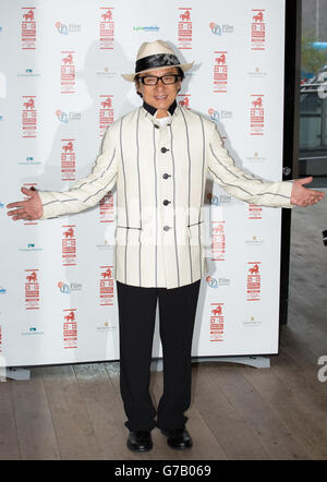 Jackie Chan begrüßt die Presse im BFI Southbank für eine Sondervorführung seines Films Chinese Zodiac und Karriere-Q&A im Rahmen der BFI's A Century of Chinese Cinema Season. Stockfoto