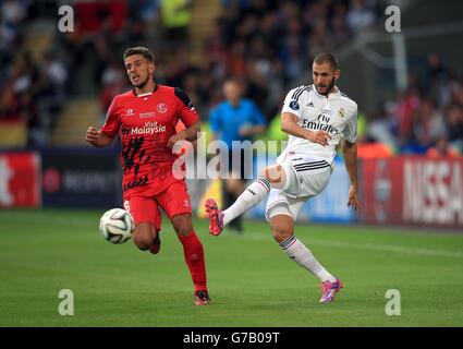 Fußball - UEFA Super Cup 2014 - Sevilla / Real Madrid - Cardiff City Stadium. Daniel Carrico von Sevilla und Karim Benzema von Real Madrid (rechts) während des UEFA-Super-Cup-Finales im Cardiff City Stadium, Cardiff. Stockfoto