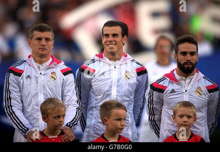 (L-R) Toni Kroos, Gareth Bale und Daniel Carvajal von Real Madrid stehen vor dem UEFA-Supercup-Finale im Cardiff City Stadium in Cardiff an. Stockfoto