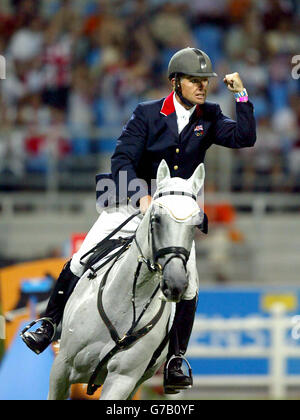 Das britische Leslie Law feiert, bevor es im Markopoulo Olympic Equestrian Center in Athen, Griechenland, eine Silbermedaille bei der individuellen drei-Tage-Wettkampfwertung gewann. 21/08/04: Das Schiedsgericht für Sport hat in seiner dreitägigen Berufungsklage zugunsten Großbritanniens entschieden. Als Ergebnis wird Leslie Law von Einzelsilber auf Gold aufgewertet, Pippa Funnel wird von vierter auf Bronze aufgewertet und das britische Team - Law, Funnel, Jeanette Brakewell, Mary King und William Fox-Pitt werden von Bronze auf Silber aufgewertet. Stockfoto