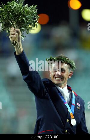 Das britische Leslie Law feiert, nachdem es im Rahmen des individuellen drei-Tage-Wettkampfes im Markopoulo Olympic Equestrian Center in Athen, Griechenland, eine Silbermedaille gewonnen hat. Stockfoto