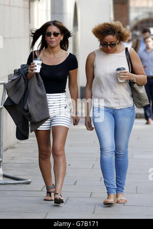 Nawal Msaad (links) trifft mit einer unbekannten Frau im Old Bailey in London ein, wo sie der Finanzierung des Terrorismus ausgesetzt ist. Stockfoto