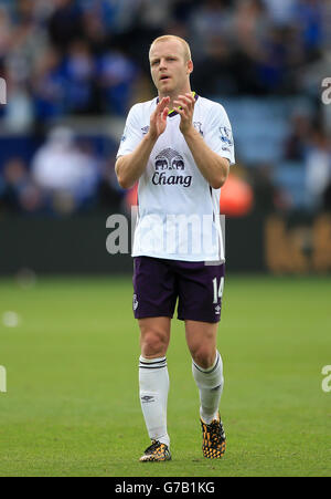 Fußball - Barclays Premier League - Leicester City / Everton - King Power Stadium. Steven Naismith von Everton applaudiert den Fans nach dem Spiel der Barclays Premier League im King Power Stadium, Leicester. Stockfoto