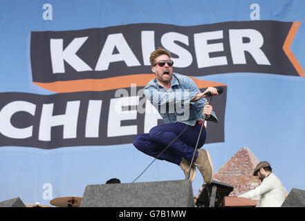 Die Kaiser Chiefs treten am ersten Tag des V Festivals auf der Hauptbühne auf, im Hylands Park in Chelmsford, Essex. Stockfoto