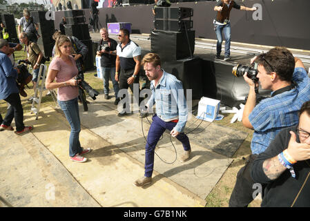 Ricky Wilson von den Kaiser Chiefs, die während des ersten Tages des V Festivals von der Hauptbühne im Hylands Park in Chelmsford, Essex auftreten. Stockfoto