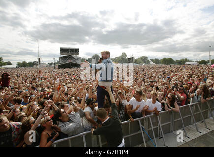 Ricky Wilson von den Kaiser Chiefs tritt am ersten Tag des V Festivals von der Hauptbühne im Hylands Park in Chelmsford, Essex, auf. Stockfoto