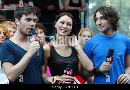 Die Moderatoren Dave Berry (links), Emma Griffiths und Alex Zane bei der TRL - Total Request Live - Show von MTV in ihren neuen Studios am Leicester Square im Zentrum von London. Stockfoto