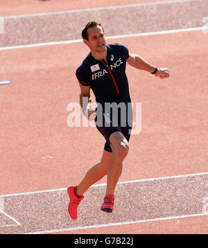 Der Franzose Renaud Lavillenie feiert sein Gold im Polsprung-Finale der Männer am fünften Tag der Leichtathletik-Europameisterschaften 2014 im Letzigrund-Stadion in Zürich. Stockfoto