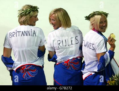 Das britische Yngling-Segelteam (von links), das die olympische Goldmedaille gewonnen hat, feiert im Anschluss an die heutige Medaillenzeremonie der Olympischen Spiele im Agios Kosmas Olympic Sailing Center in Athen, Griechenland, mit ihren Medaillen. Stockfoto