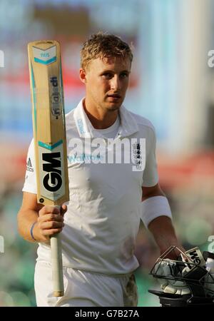 Englands Joe Root verlässt das Feld am Ende des Spiels, nachdem er 92 Punkte beim fünften Test im Kia Oval in London nicht erzielt hat. Stockfoto