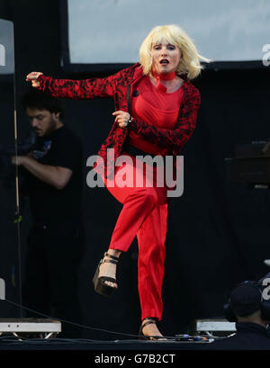 Debbie Harry von Blondie tritt am ersten Tag des V Festivals im Hylands Park in Chelmsford, Essex, auf der MTV-Bühne auf. Stockfoto