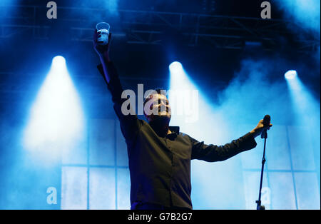 Guy Garvey von Elbow tritt am ersten Tag des V Festivals auf der MTV Bühne auf, im Hylands Park in Chelmsford, Essex. Stockfoto