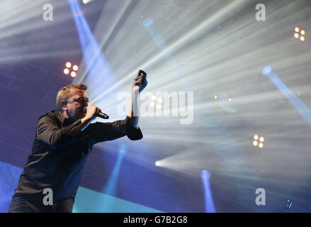 Guy Garvey von Elbow tritt am ersten Tag des V Festivals auf der MTV Bühne auf, im Hylands Park in Chelmsford, Essex. Stockfoto