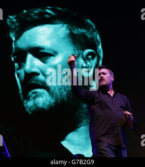 Guy Garvey von Elbow tritt am ersten Tag des V Festivals auf der MTV Bühne auf, im Hylands Park in Chelmsford, Essex. Stockfoto