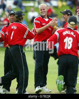 David Harrison von Glamorgan Dragons lächelt, während seine Bowlingbahn zum Verlust von Mark Chilton, dem von Lancashire Lightning, der während ihres Spiels in der Totesport Division One in der Penrhyn Road, Ross on Sea, erwischt wurde, führt. Stockfoto