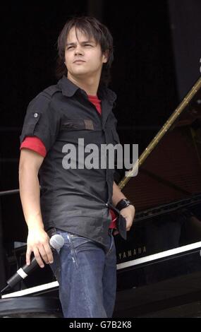 Jamie Cullum V Festival. Der Jazzmusiker Jamie Cullum spielt live auf der V Stage beim V Festival 2004 in Chelmsford, Essex. Stockfoto