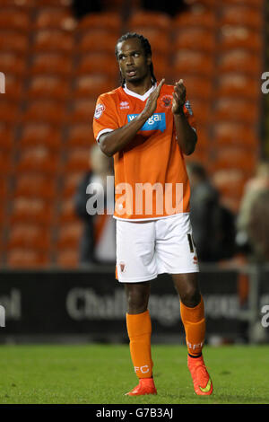 Fußball - Sky Bet Championship - Blackpool / Brentford - Bloomfield Road. Nathan Delfouneso von Blackpool applaudiert den Heimfans nach dem letzten Pfiff Stockfoto