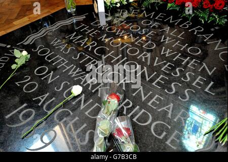 Blumen auf dem Denkmal in Southwark Cathedral, Southwark, Süd-London, nach einem Gottesdienst anlässlich des 25. Jahrestages des Untergangs des Marchioness-Flussschiffes auf der Themse in London, nachdem 51 Menschen starben, als das Schiff von der Bowbelle Thames Bagger getroffen wurde. Stockfoto