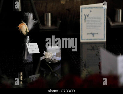 Blumen auf dem Denkmal in Southwark Cathedral, Southwark, Süd-London, nach einem Gottesdienst anlässlich des 25. Jahrestages des Untergangs des Marchioness-Flussschiffes auf der Themse in London, nachdem 51 Menschen starben, als das Schiff von der Bowbelle Thames Bagger getroffen wurde. Stockfoto