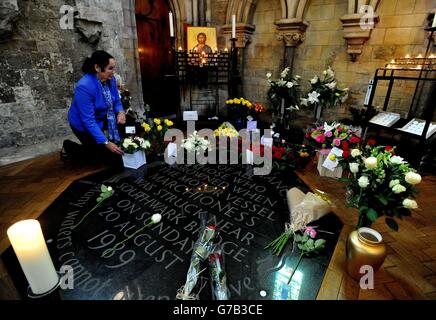 Margaret Lockwood Croft, die ihren 26-jährigen Sohn Shaun Lockwood Croft bei der Marchioness-Katastrophe an der Themse verloren hat, schaut auf Blumen, die nach einem Gottesdienst in der Southwark Cathedral, Southwark, South London, auf dem Denkmal zurückgelassen wurden. Anlässlich des 25. Jahrestages des Untergangs des Pleasure Cruisers auf der Themse in London, der 51 Menschenleben forderte, als das Schiff vom Bowbelle Thames Bagger getroffen wurde. Stockfoto