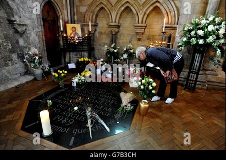 Nach einem Gottesdienst zum 25. Jahrestag des Untergangs des Marchioness-Flussschiffes auf der Themse in London, nach dem 51 Menschen starben, als das Schiff von dem Bagger Bowbelle Thames getroffen wurde, blickt eine Frau auf die Blumen, die auf dem Denkmal in der Southwark Cathedral, Southwark, Südlondon, hinterlassen wurden. Stockfoto